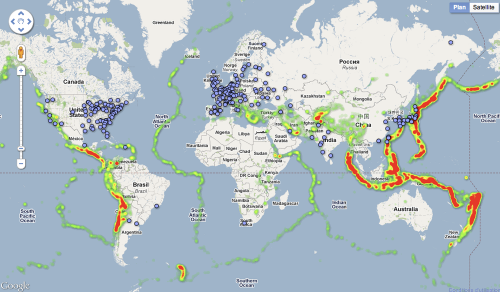 Superposition des cartes mondiales des séismes les plus importants depuis 1973 et des réacteurs nucléaires en service sur la planète..png